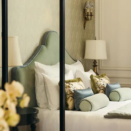 Отель Relais Christine 5*