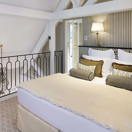 Отель Relais Christine 5*