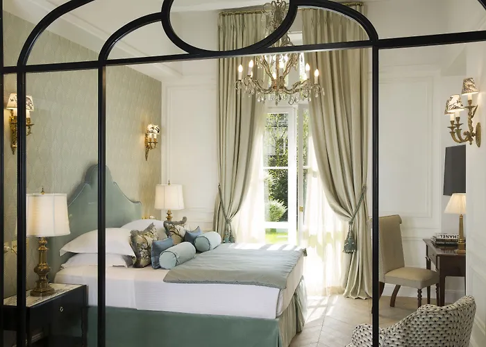 Hotel Relais Christine Paris